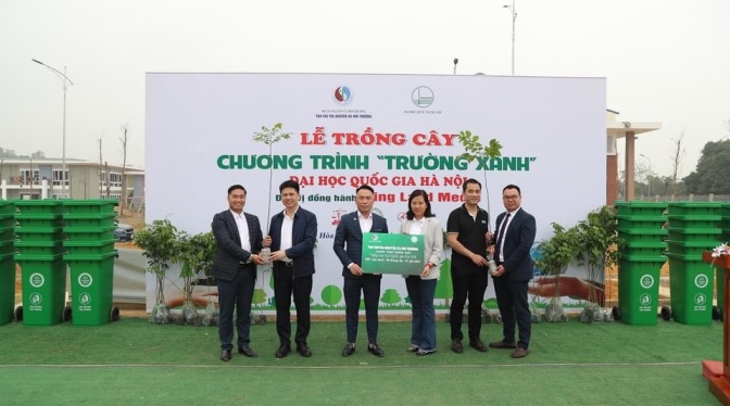 Tạp chí Tài nguyên và Môi trường ủng hộ 3000 cây xanh cho phong trào trồng cây "Cho Hòa Lạc thêm xanh" của ĐHQGHN
